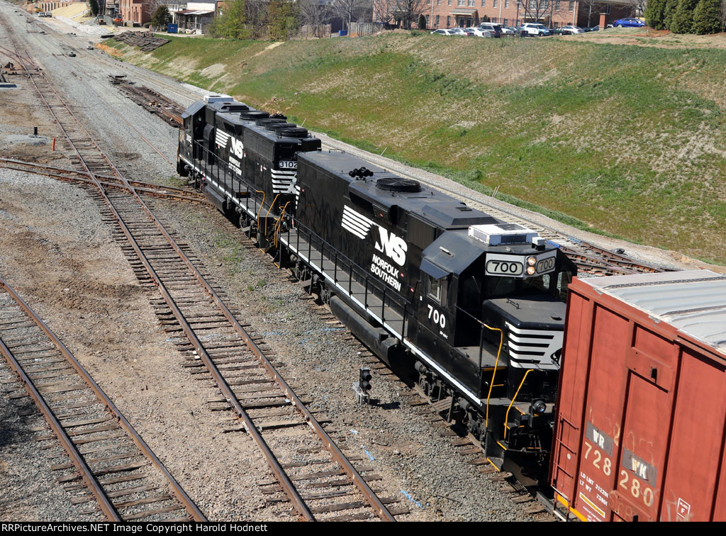 NS 3102 & 700 lead train E60 across Boylan Junction